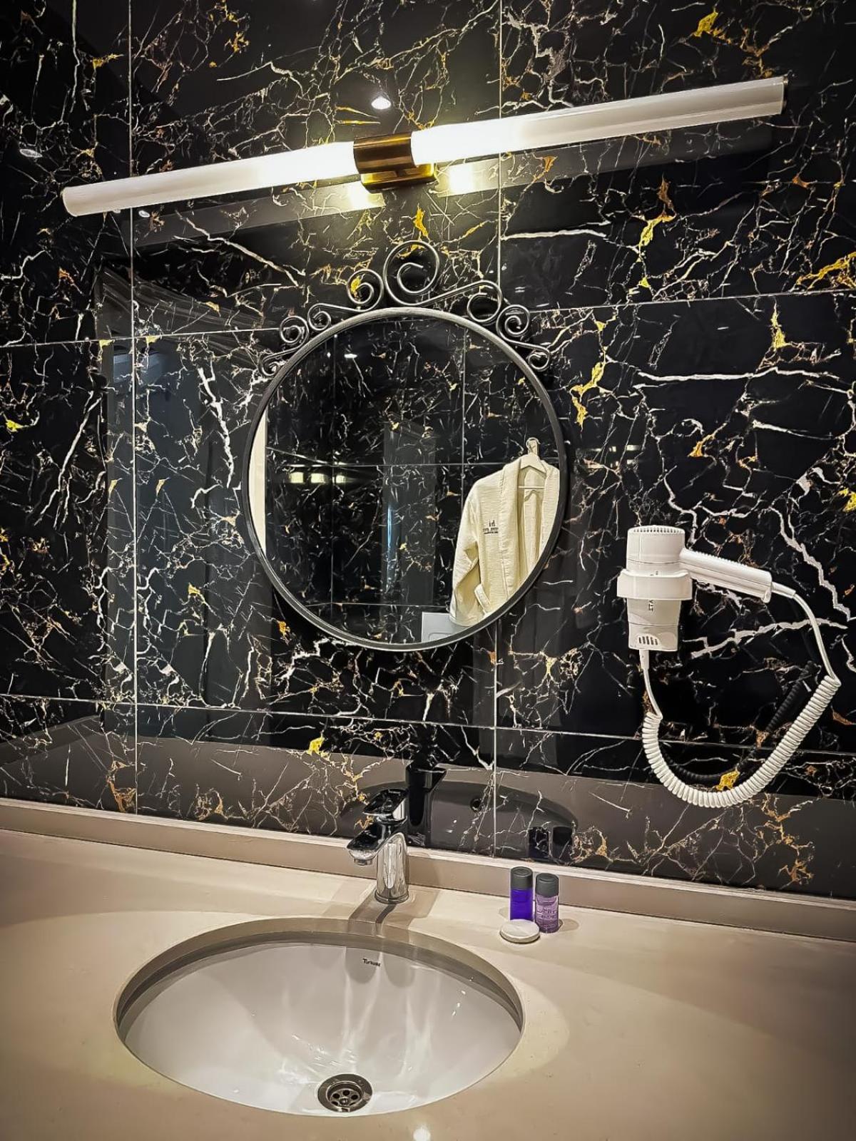 Hi Hotel Ivy Bueyuekada Адалар Екстериор снимка